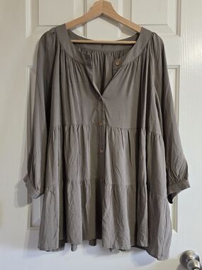 Women's Gray Solid Woven Viscose Round Neck Button Front Tiered Blouse 1X Plus